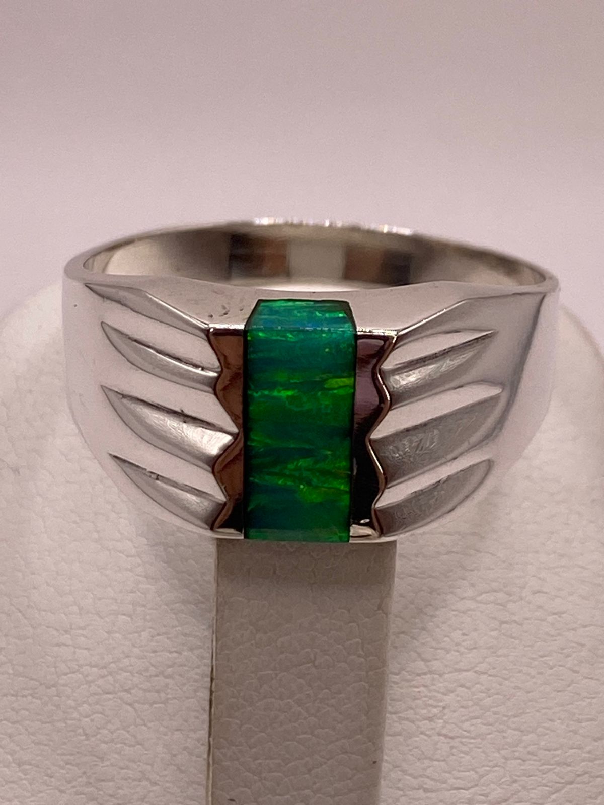 Anillo Plata Ley 925 con Ópalo Fuego Verde Diseño Contemporáneo con Incrustación Vertical, vista de detalle