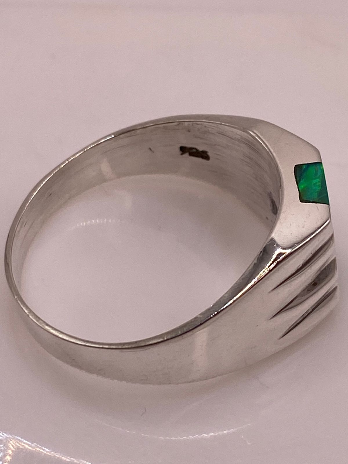Anillo Plata Ley 925 con Ópalo Fuego Verde Diseño Contemporáneo con Incrustación Vertical, sello de autenticidad Plata Ley .925