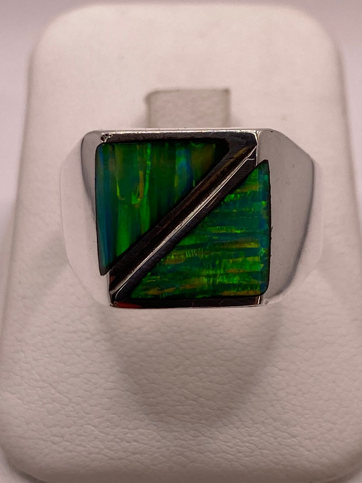 Anillo Plata Ley 925 con Ópalo de Fuego Diseño Contemporáneo Segmentado, vista lateral