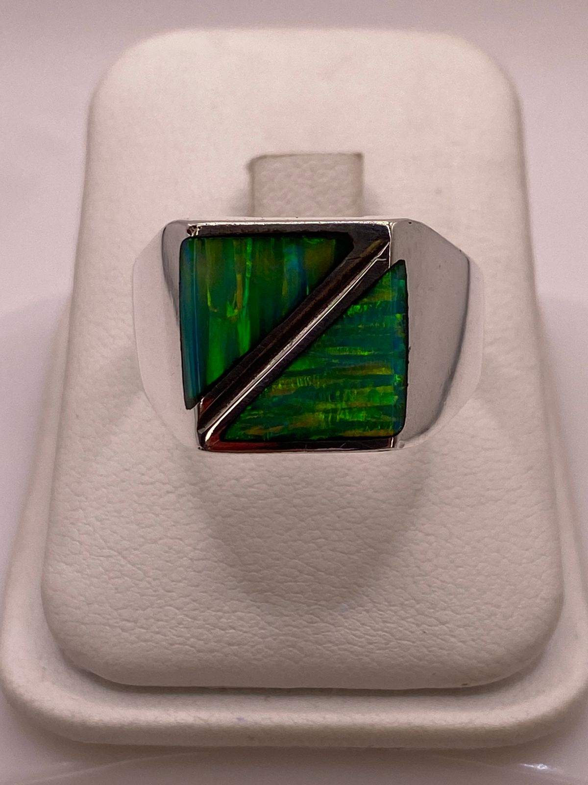 Anillo Plata Ley 925 con Ópalo de Fuego Diseño Contemporáneo Segmentado, vista de detalle