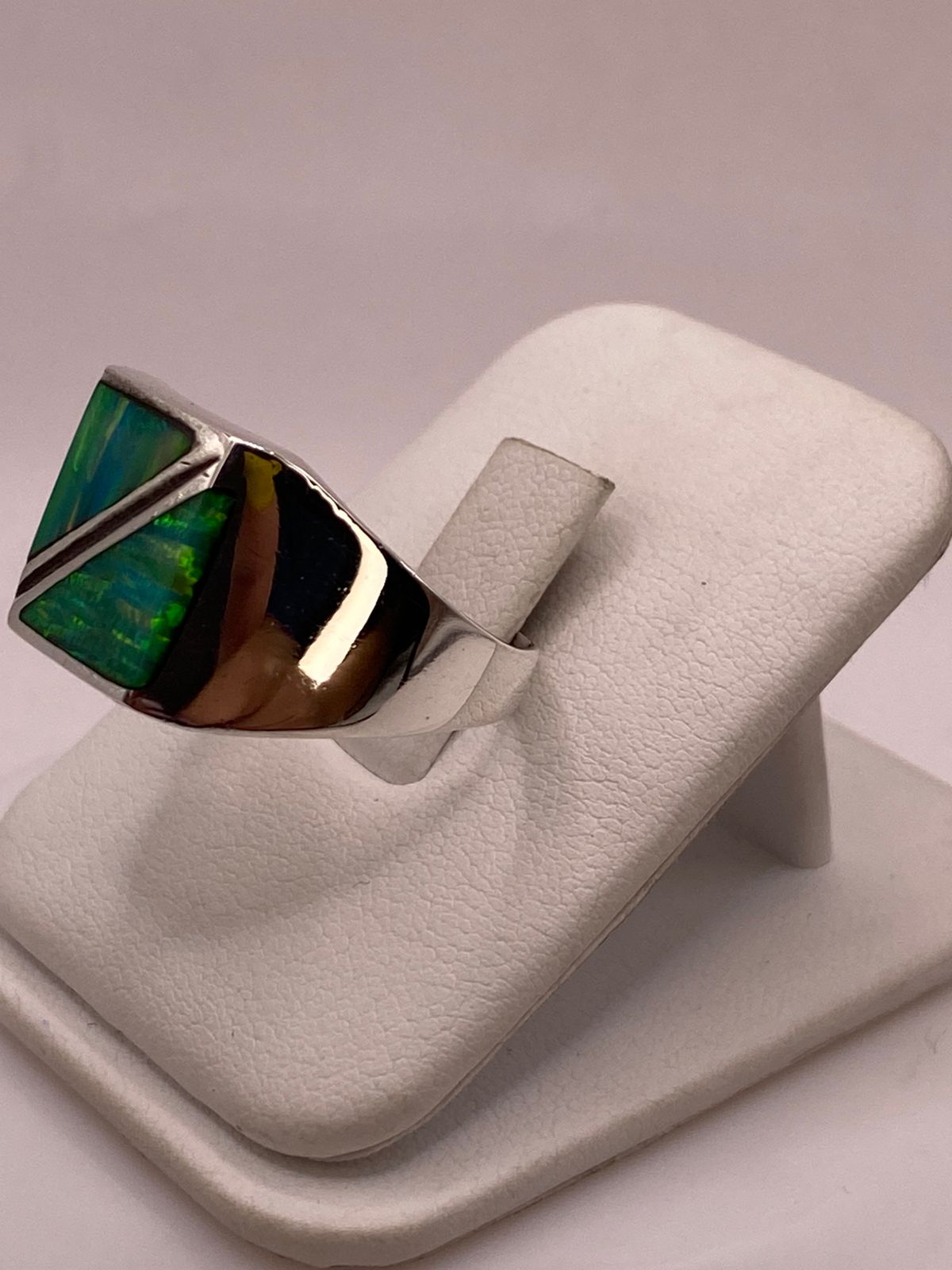 Anillo Plata Ley 925 con Ópalo de Fuego Diseño Contemporáneo Segmentado, vista frontal