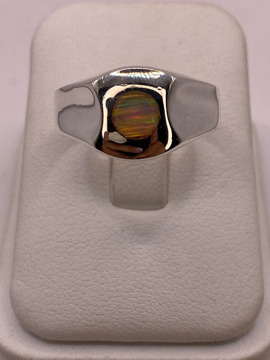 Anillo Plata Ley 925 con Ópalo de Fuego Diseño Minimalista Redondo — ángulo diagonal
