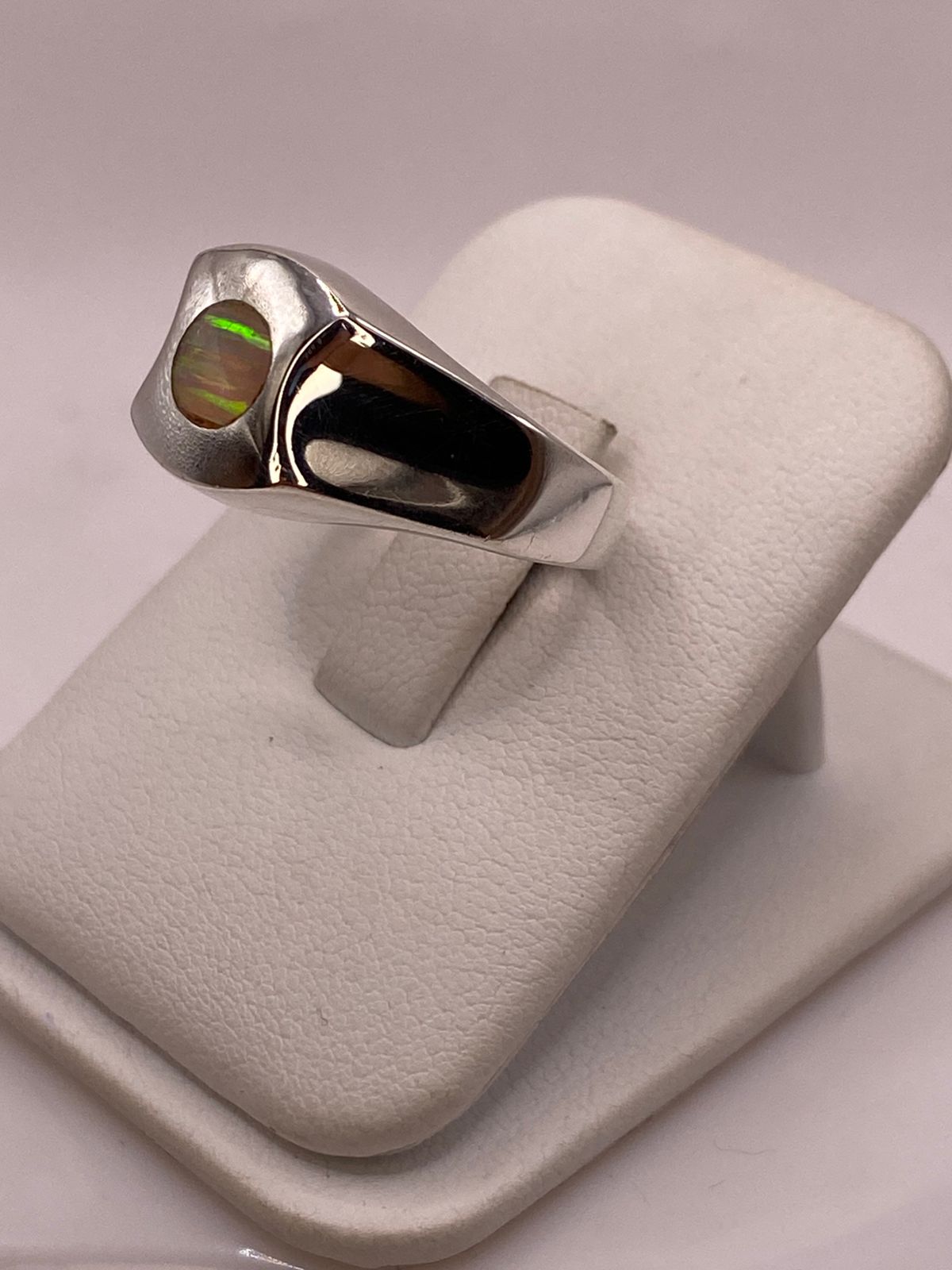 Anillo Plata Ley 925 con Ópalo de Fuego Diseño Minimalista Redondo, vista lateral