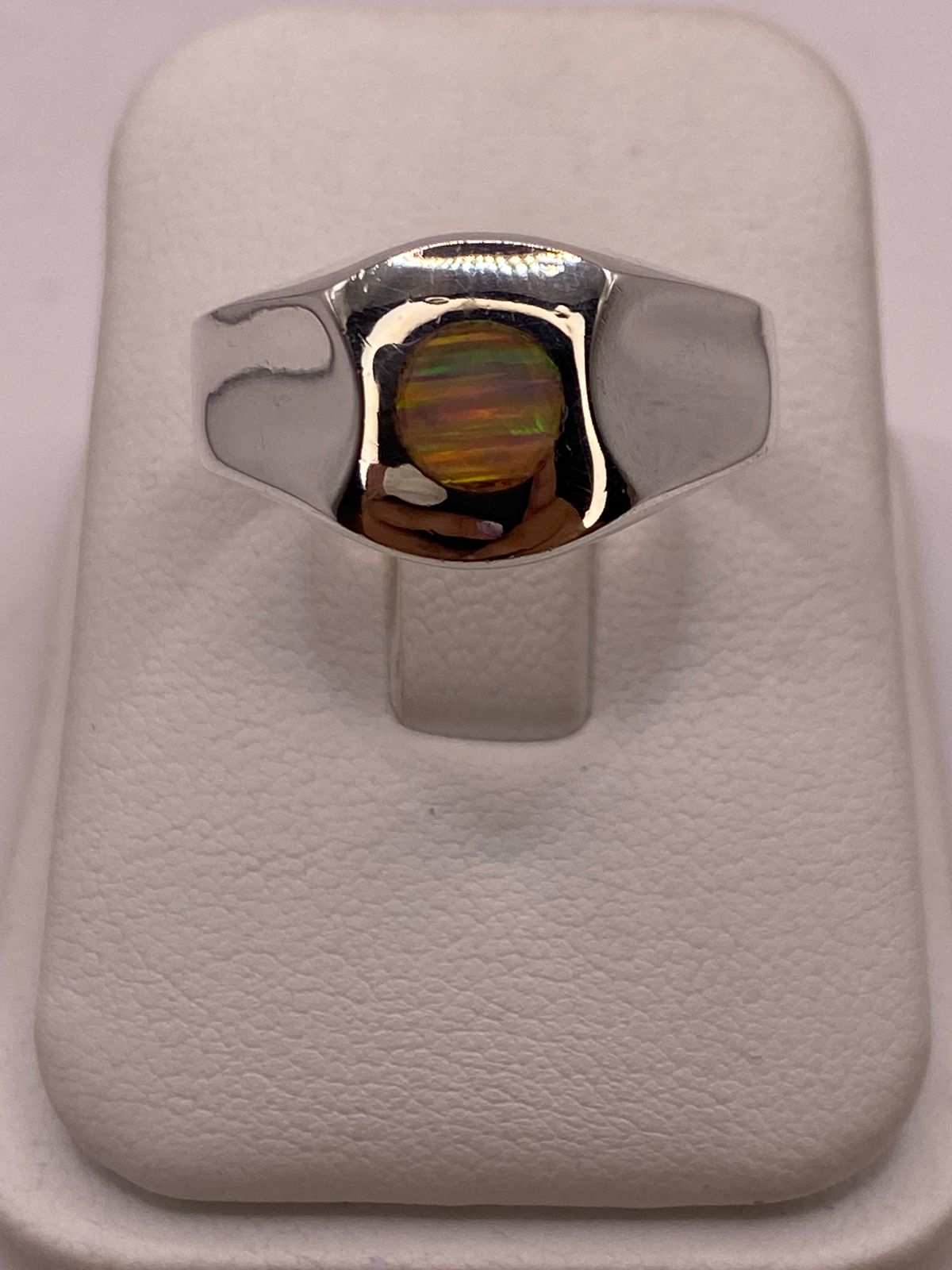 Anillo Plata Ley 925 con Ópalo de Fuego Diseño Minimalista Redondo — ángulo diagonal