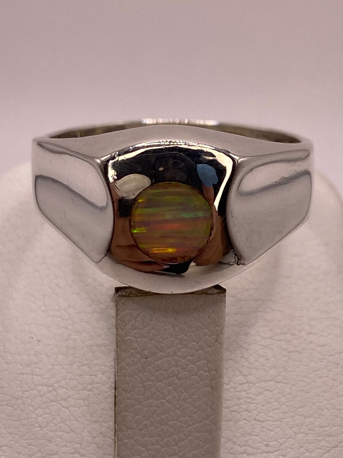 Anillo Plata Ley 925 con Ópalo de Fuego Diseño Minimalista Redondo, vista de detalle