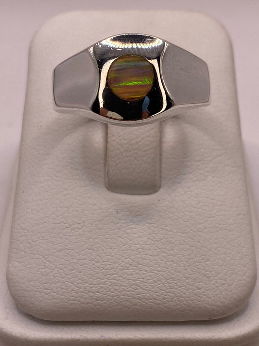 Anillo Plata Ley 925 con Ópalo de Fuego Diseño Minimalista Redondo — ángulo diagonal