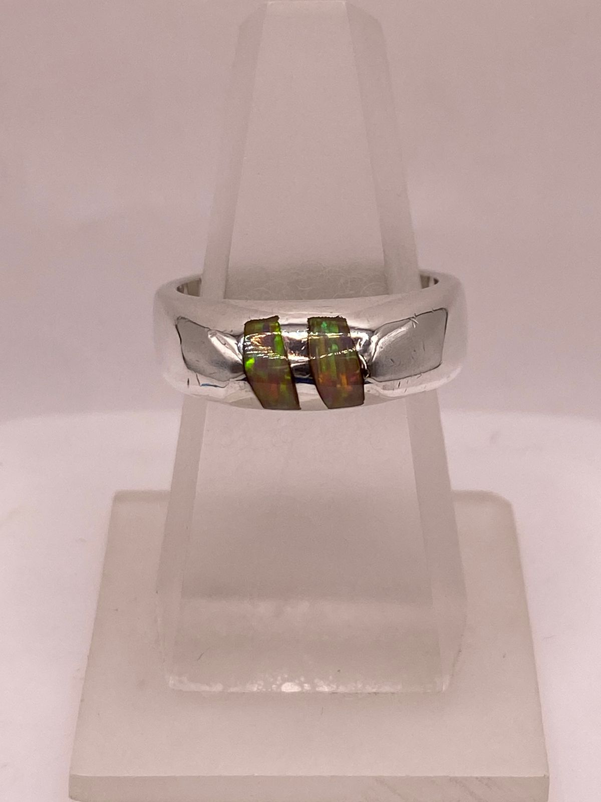 Anillo Plata Ley 925 con Ópalo de Fuego Diseño Moderno de Doble Incrustación — ángulo diagonal
