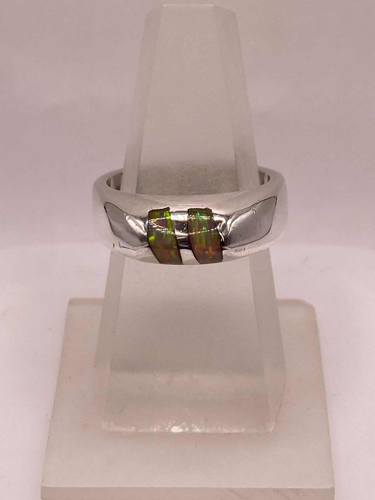 Anillo Plata Ley 925 con Ópalo de Fuego Diseño Moderno de Doble Incrustación, vista de detalle