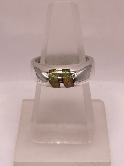 Anillo Plata Ley 925 con Ópalo de Fuego Diseño Moderno de Doble Incrustación — ángulo diagonal