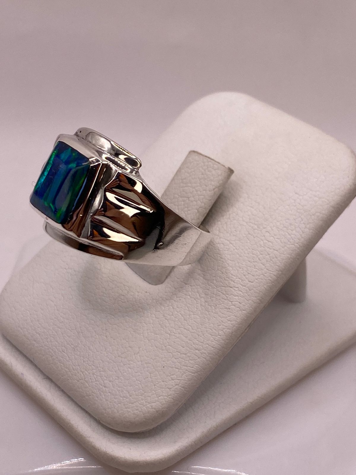 Anillo Plata Ley 925 con Ópalo de Fuego Diseño Rectangular Moderno, vista lateral
