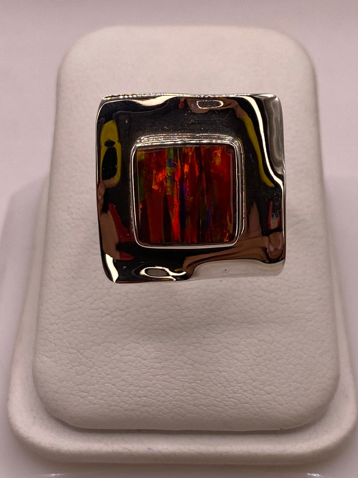 Anillo Plata Ley 925 con Ópalo de Fuego Montura Cuadrada Moderna, vista frontal