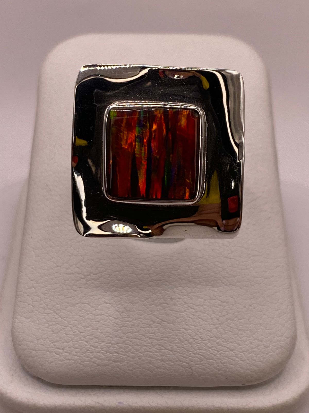 Anillo Plata Ley 925 con Ópalo de Fuego Montura Cuadrada Moderna, vista lateral
