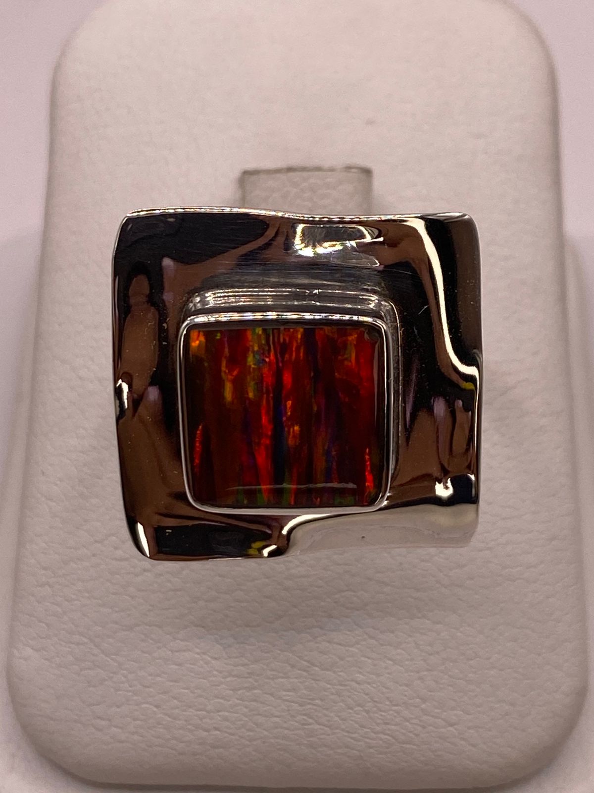 Anillo Plata Ley 925 con Ópalo de Fuego Montura Cuadrada Moderna, vista posterior