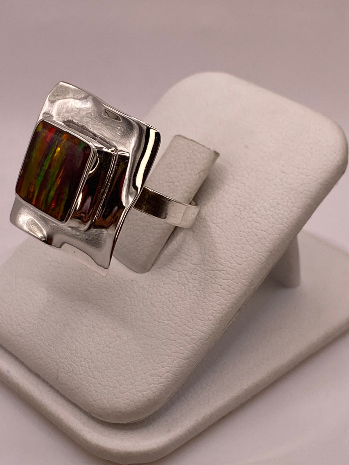 Anillo Plata Ley 925 con Ópalo de Fuego Montura Cuadrada Moderna, vista de detalle