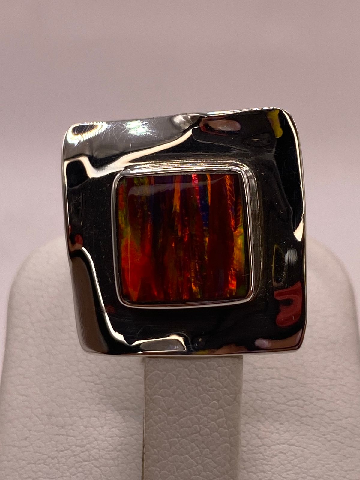 Anillo Plata Ley 925 con Ópalo de Fuego Montura Cuadrada Moderna, sello de autenticidad Plata Ley .925