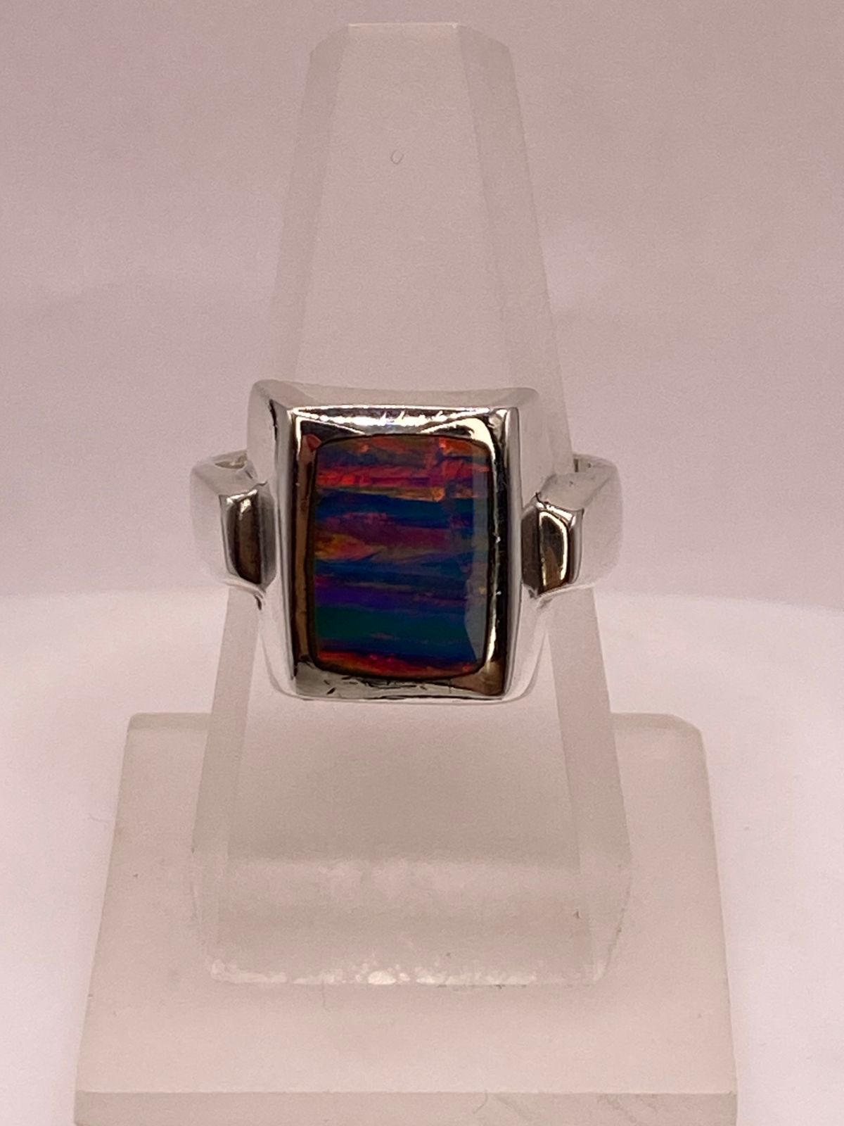 Anillo Plata Ley 925 con Ópalo de Fuego Multicolor Diseño Rectangular Moderno en báscula mostrando peso