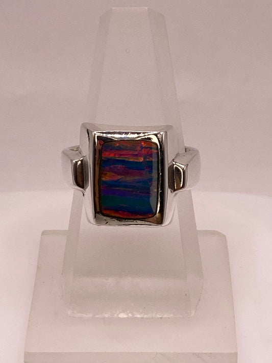 Anillo Plata Ley 925 con Ópalo de Fuego Multicolor Diseño Rectangular Moderno en báscula mostrando peso