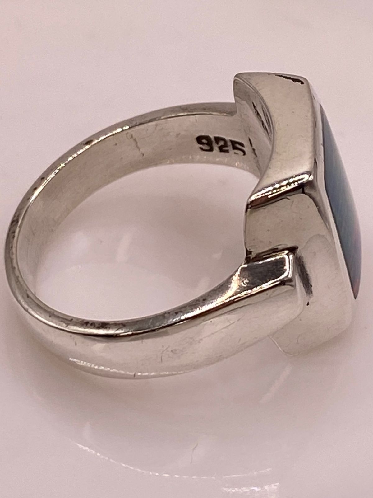 Anillo Plata Ley 925 con Ópalo de Fuego Multicolor Diseño Rectangular Moderno, sello de autenticidad Plata Ley .925