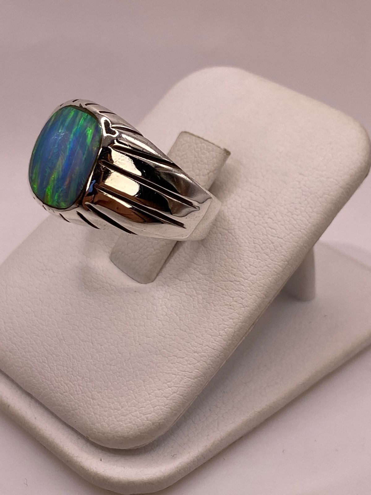 Anillo Plata Ley 925 con Ópalo de Fuego Diseño Moderno con Incrustación, vista lateral