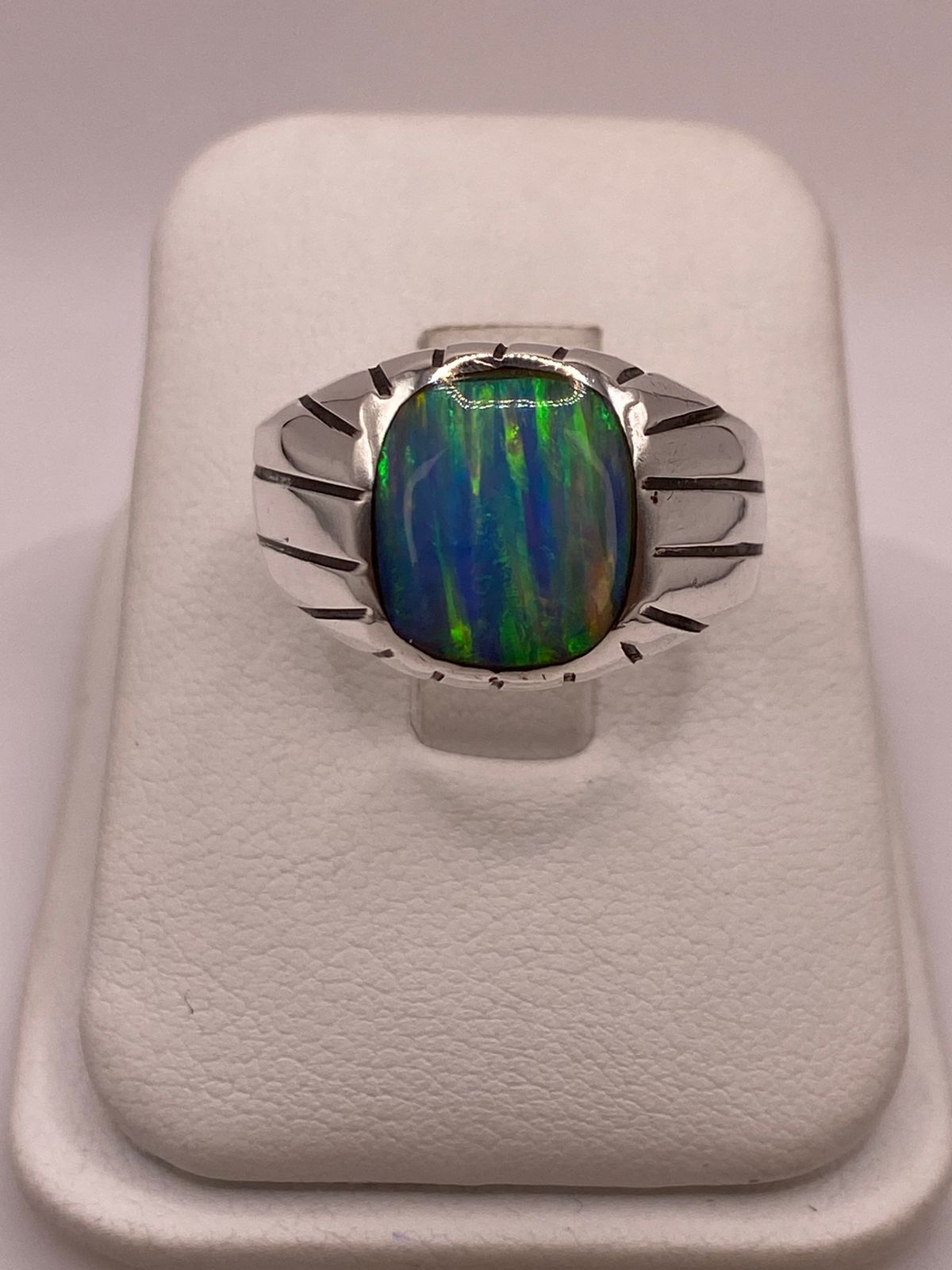 Anillo Plata Ley 925 con Ópalo de Fuego Diseño Moderno con Incrustación, vista de detalle
