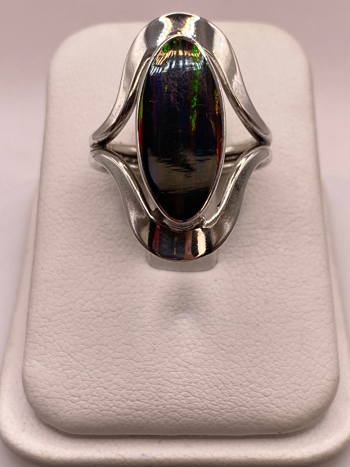 Anillo Plata Ley 925 con Ópalo de Fuego Montura Elegante y Fluida — ángulo diagonal