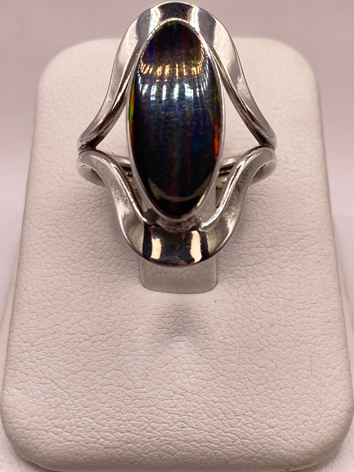 Anillo Plata Ley 925 con Ópalo de Fuego Montura Elegante y Fluida, vista lateral