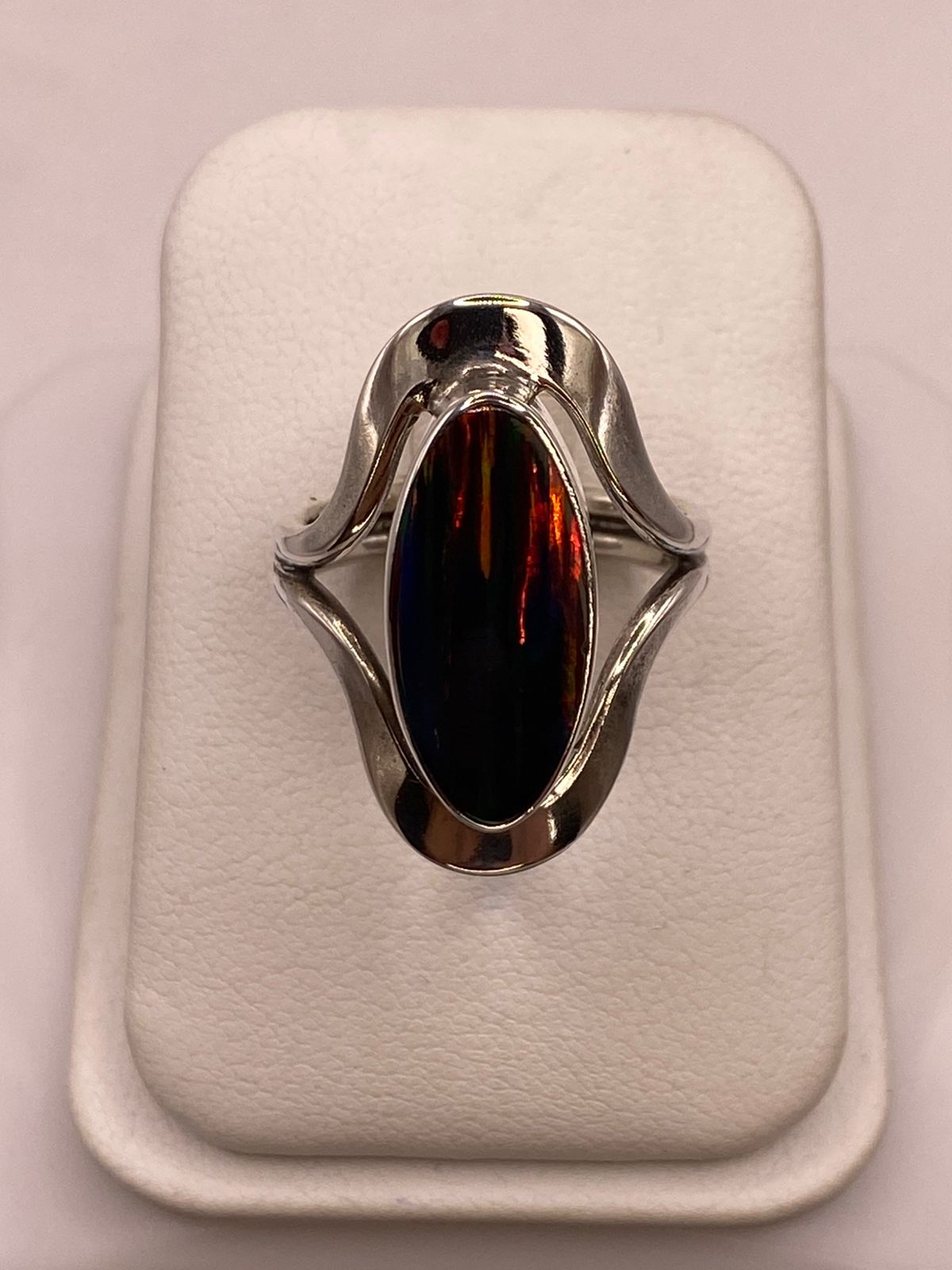 Anillo Plata Ley 925 con Ópalo de Fuego Montura Elegante y Fluida, vista de detalle