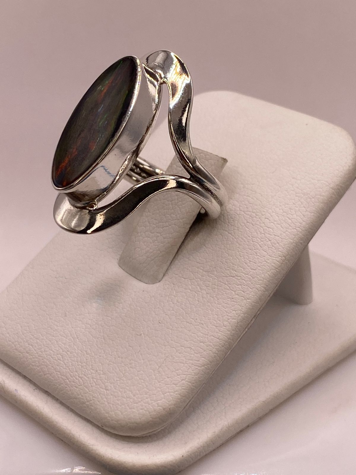 Anillo Plata Ley 925 con Ópalo de Fuego Montura Elegante y Fluida, vista frontal