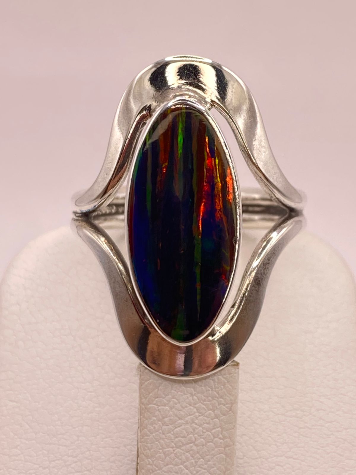 Anillo Plata Ley 925 con Ópalo de Fuego Montura Elegante y Fluida, sello de autenticidad Plata Ley .925