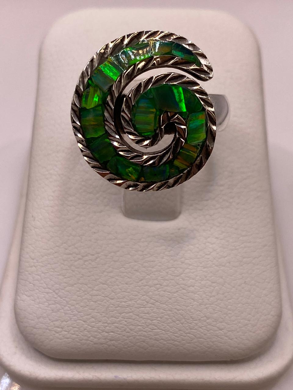 Anillo Plata Ley 950 Diseño en Espiral e Incrustación de Ópalo de Fuego Verde, vista frontal