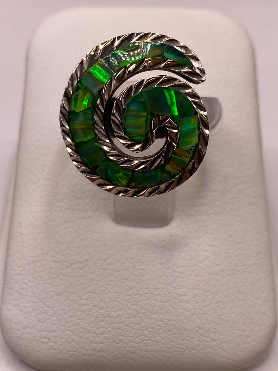 Anillo Plata Ley 950 Diseño en Espiral e Incrustación de Ópalo de Fuego Verde en báscula mostrando peso