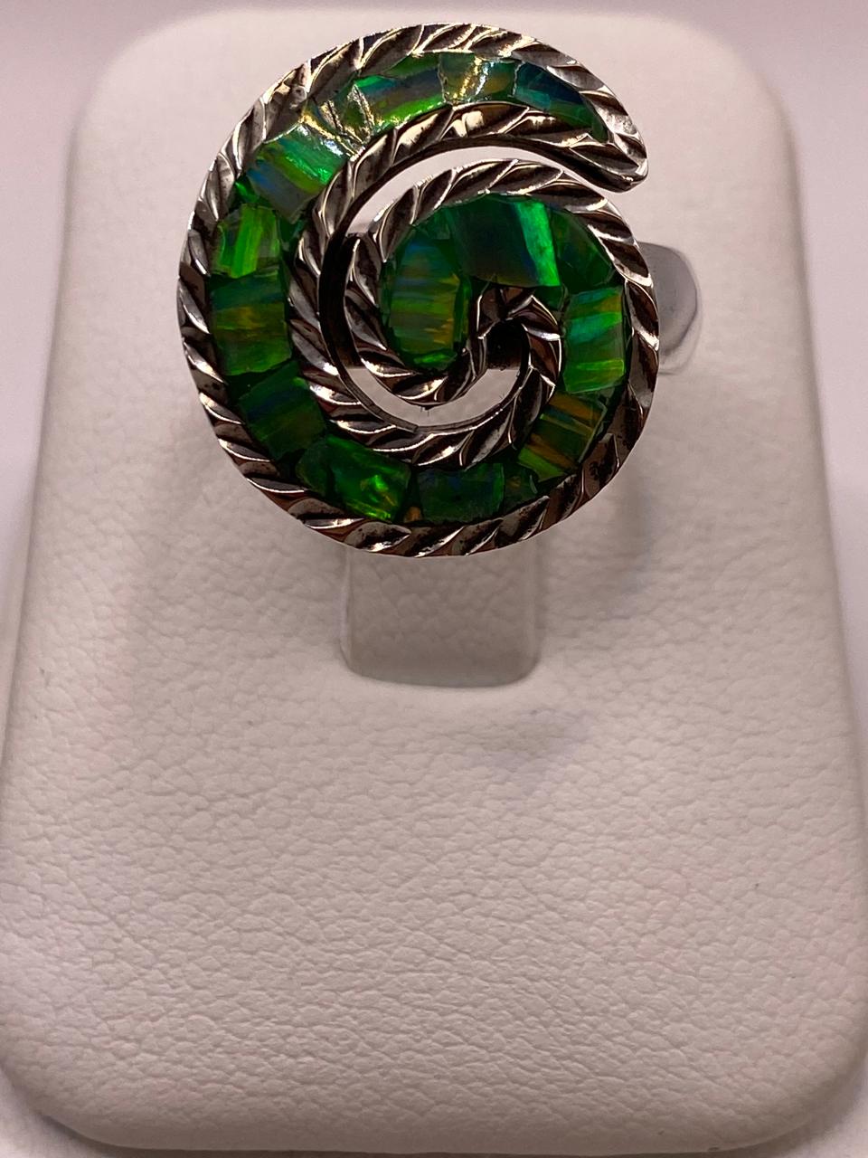 Anillo Plata Ley 950 Diseño en Espiral e Incrustación de Ópalo de Fuego Verde, vista de detalle