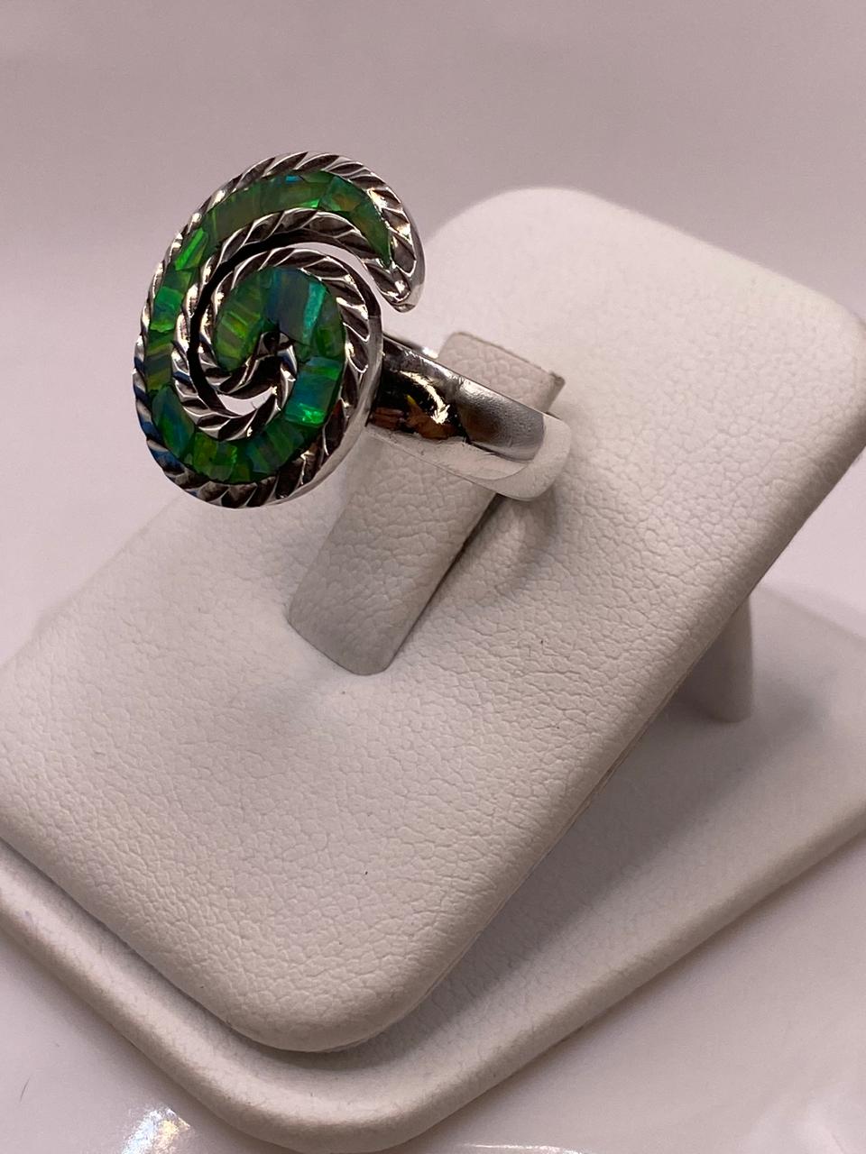 Anillo Plata Ley 950 Diseño en Espiral e Incrustación de Ópalo de Fuego Verde, vista lateral