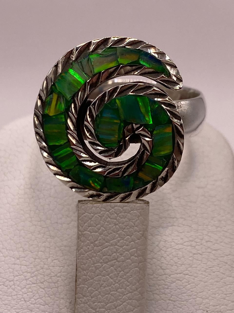 Anillo Plata Ley 950 Diseño en Espiral e Incrustación de Ópalo de Fuego Verde, vista superior