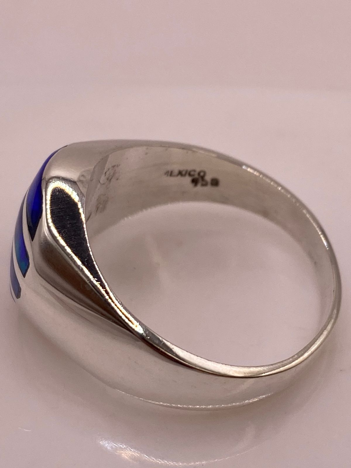 Anillo Plata Ley 950 con Ópalo de Fuego Azul Diseño Segmentado Moderno, sello de autenticidad Plata Ley .925