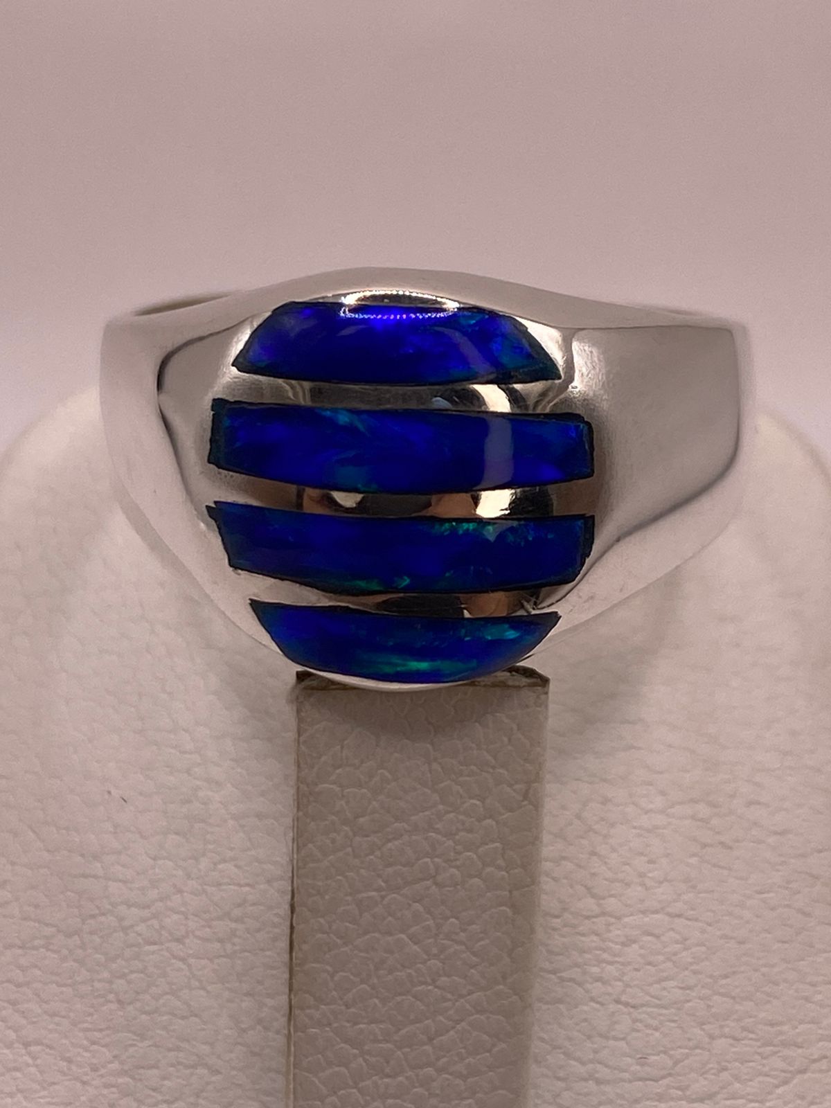 Anillo Plata Ley 950 con Ópalo de Fuego Azul Diseño Segmentado Moderno, vista de detalle
