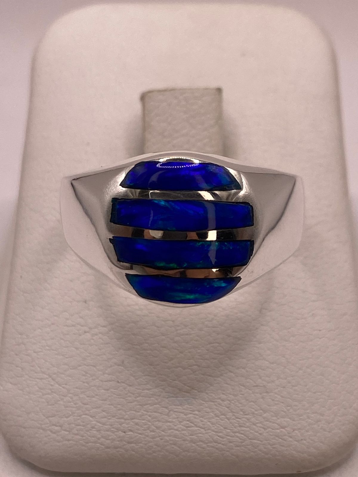 Anillo Plata Ley 950 con Ópalo de Fuego Azul Diseño Segmentado Moderno, vista lateral