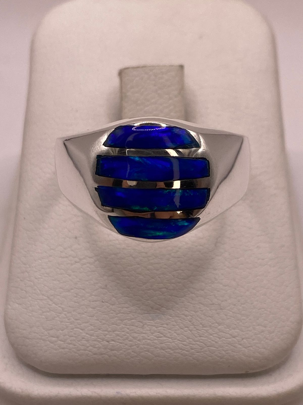 Anillo Plata Ley 950 con Ópalo de Fuego Azul Diseño Segmentado Moderno — ángulo diagonal