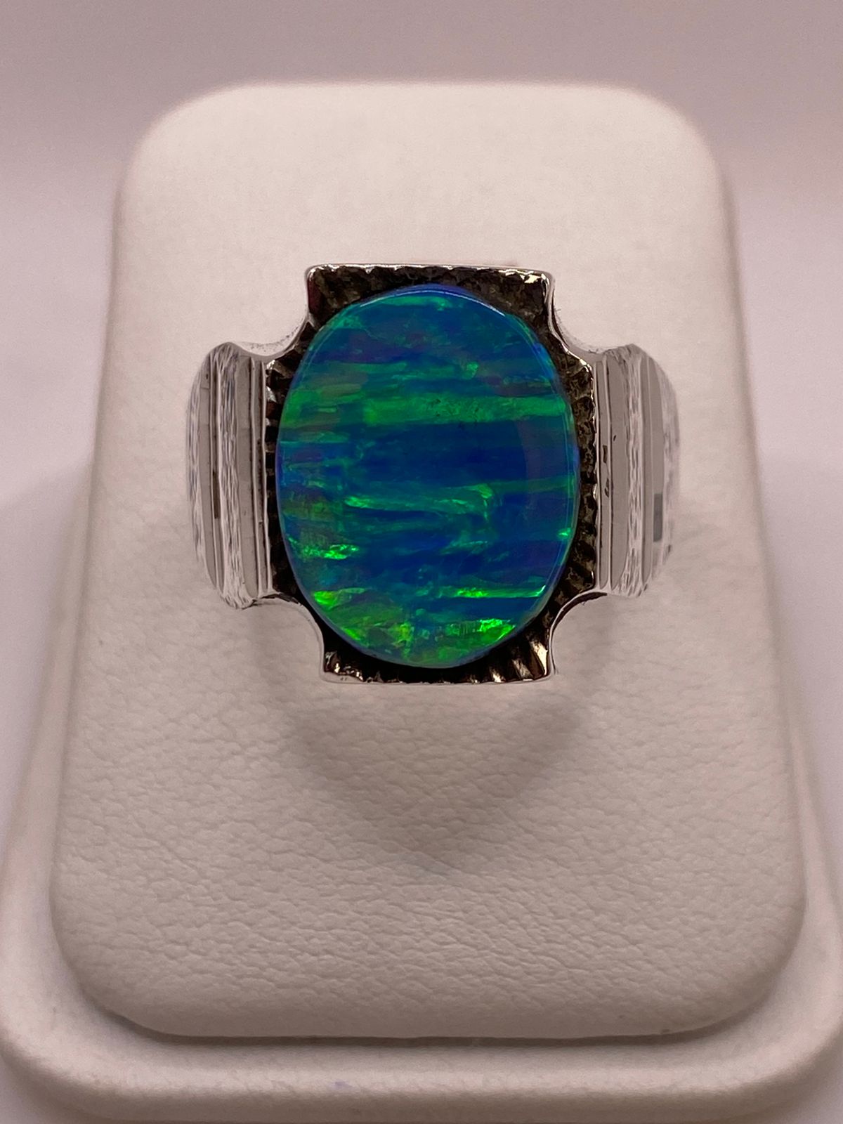 Anillo Plata Ley 950 con Ópalo de Fuego Azul‑verde Montura Ovalada Artesanal, vista de detalle