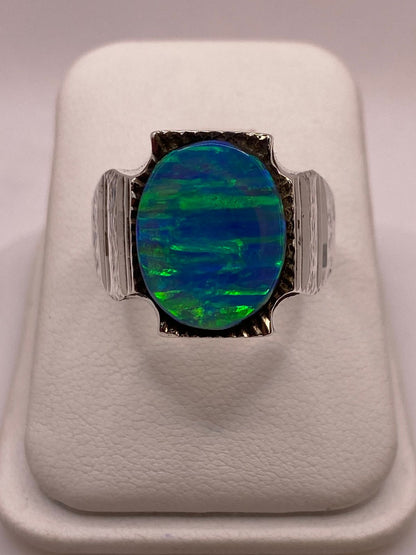 Anillo Plata Ley 950 con Ópalo de Fuego Azul‑verde Montura Ovalada Artesanal, vista de detalle