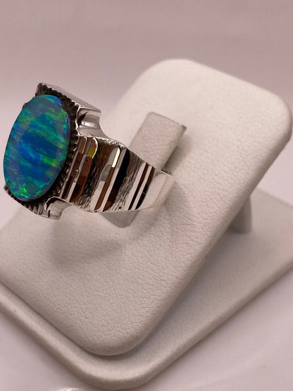 Anillo Plata Ley 950 con Ópalo de Fuego Azul‑verde Montura Ovalada Artesanal, vista lateral