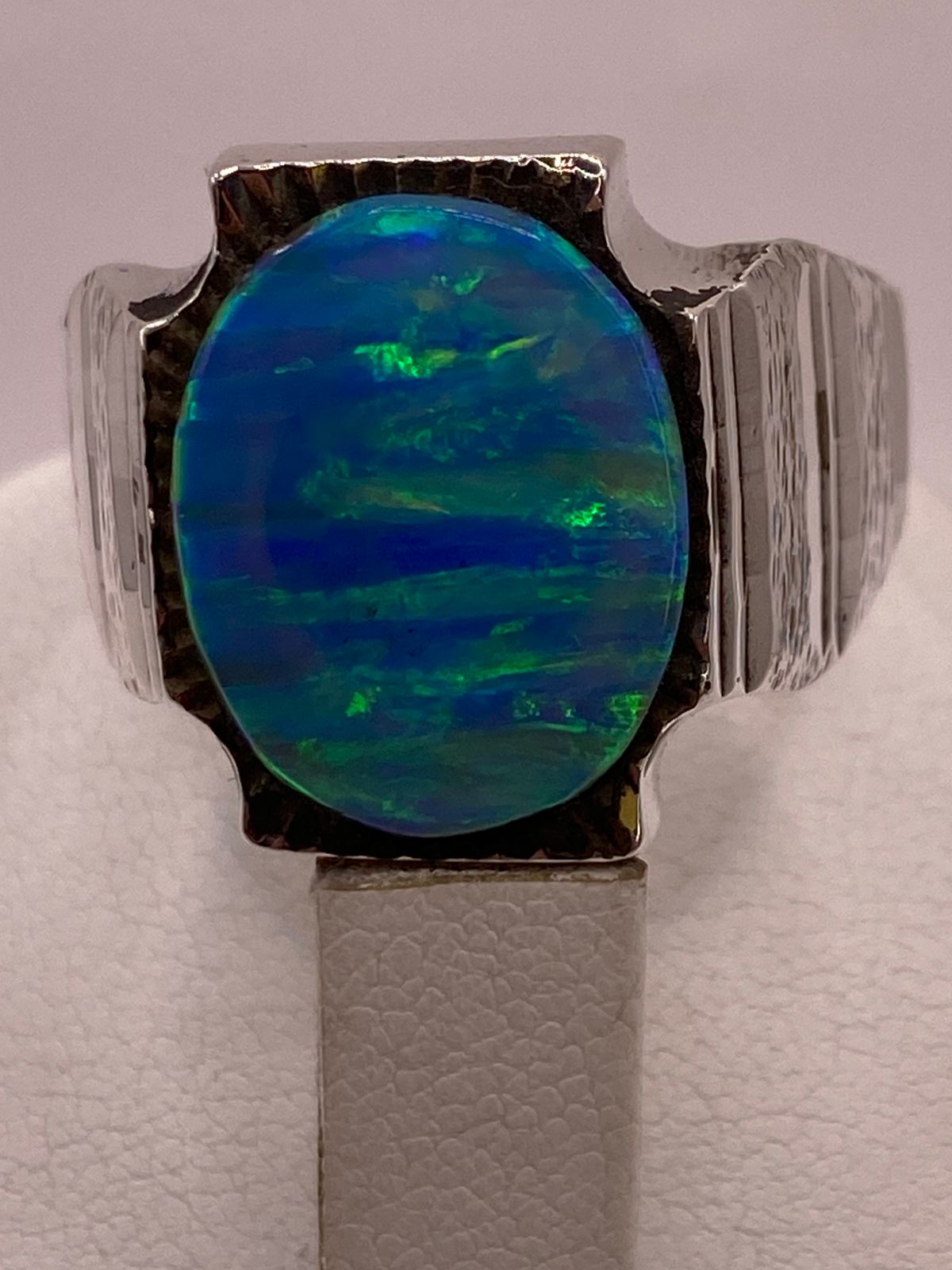 Anillo Plata Ley 950 con Ópalo de Fuego Azul‑verde Montura Ovalada Artesanal, vista superior