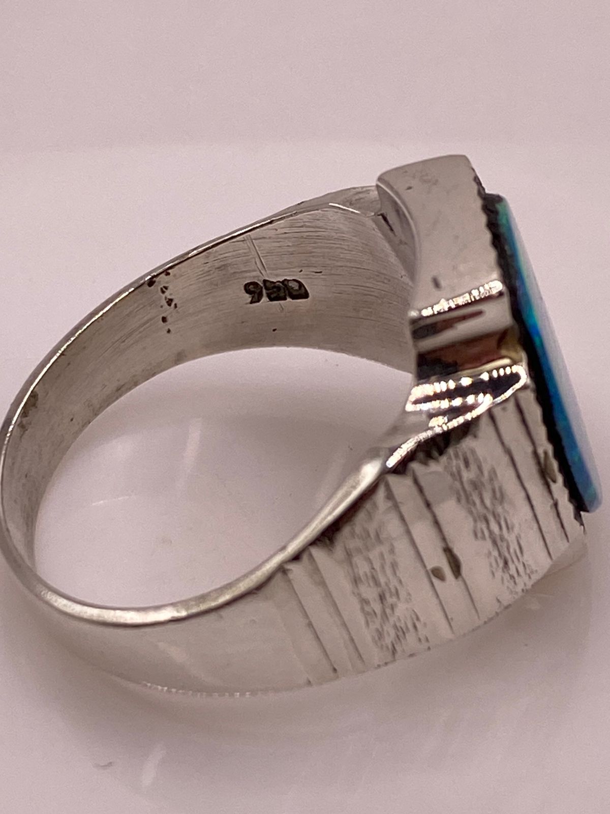 Anillo Plata Ley 950 con Ópalo de Fuego Azul‑verde Montura Ovalada Artesanal, sello de autenticidad Plata Ley .925