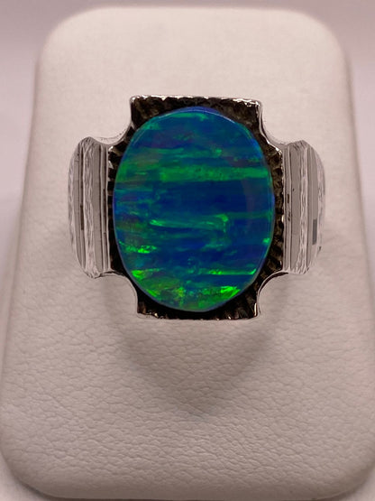Anillo Plata Ley 950 con Ópalo de Fuego Azul‑verde Montura Ovalada Artesanal, vista frontal