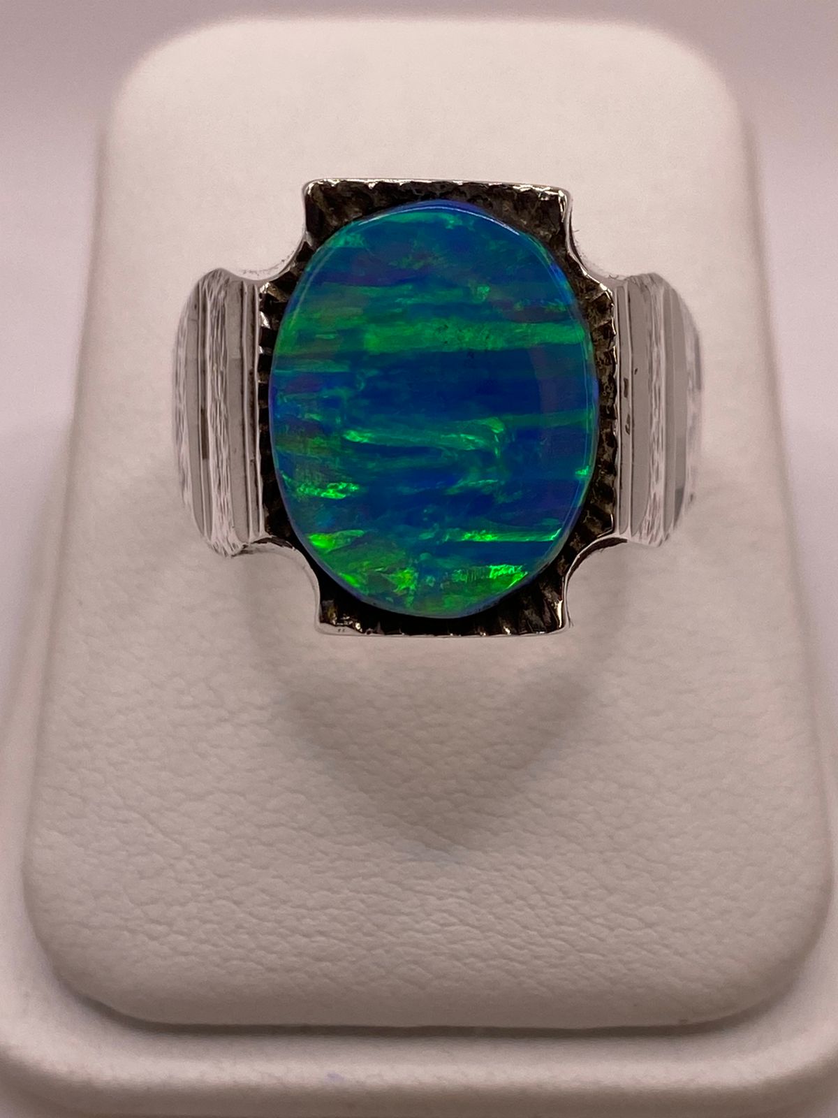 Anillo Plata Ley 950 con Ópalo de Fuego Azul‑verde Montura Ovalada Artesanal en báscula mostrando peso