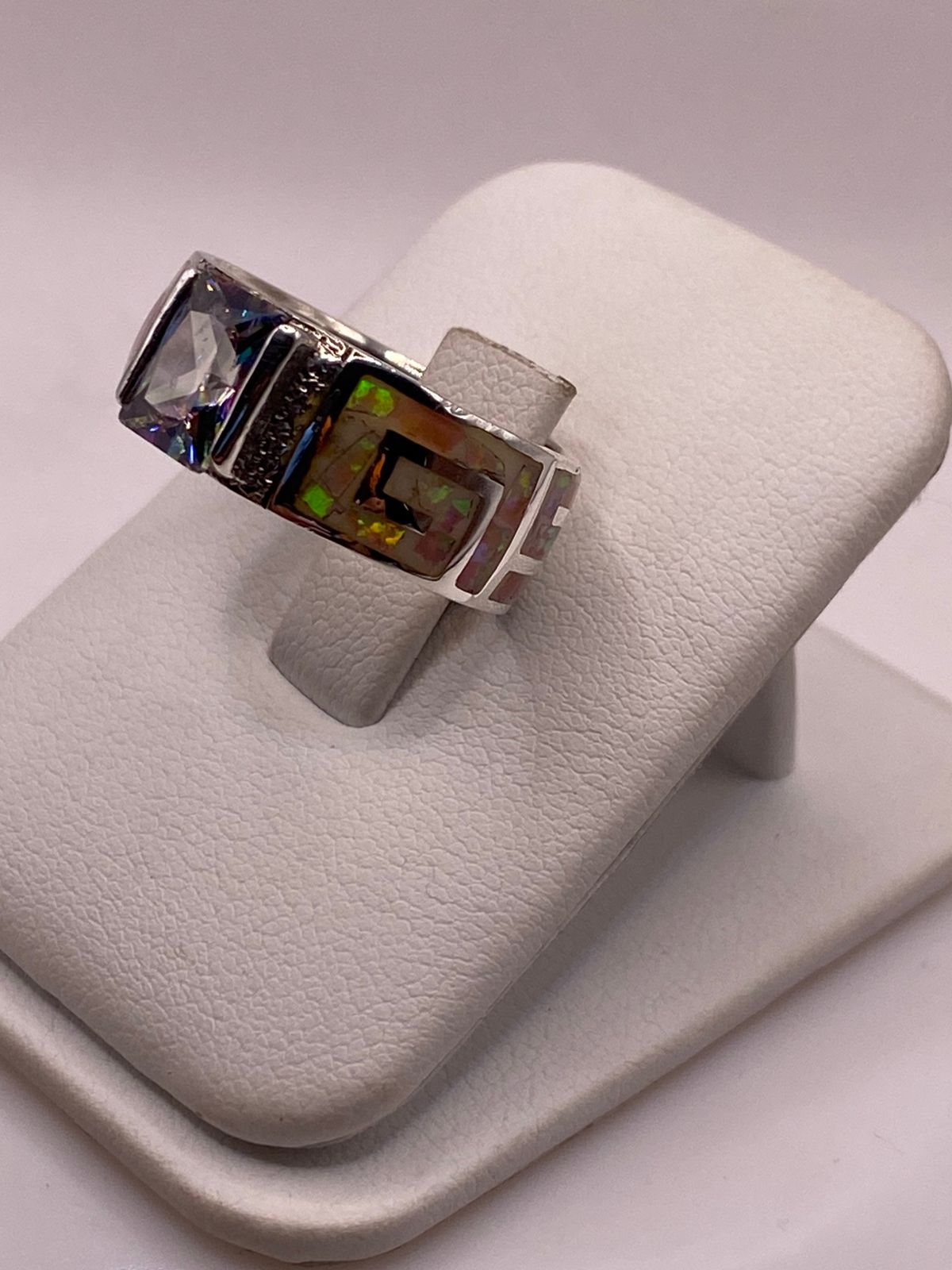 Anillo Plata Ley 950 con Ópalo de Fuego y Circonia Multicolor Diseño Greca, vista lateral