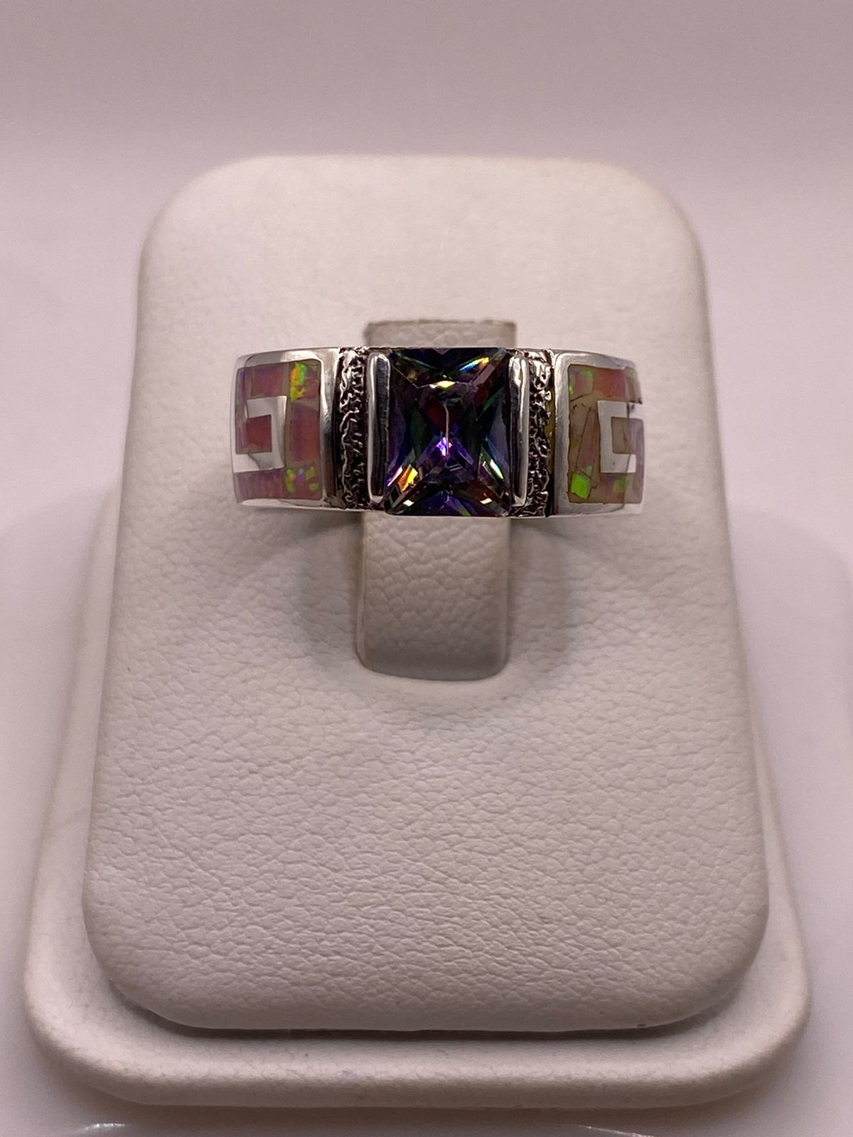 Anillo Plata Ley 950 con Ópalo de Fuego y Circonia Multicolor Diseño Greca, vista de detalle