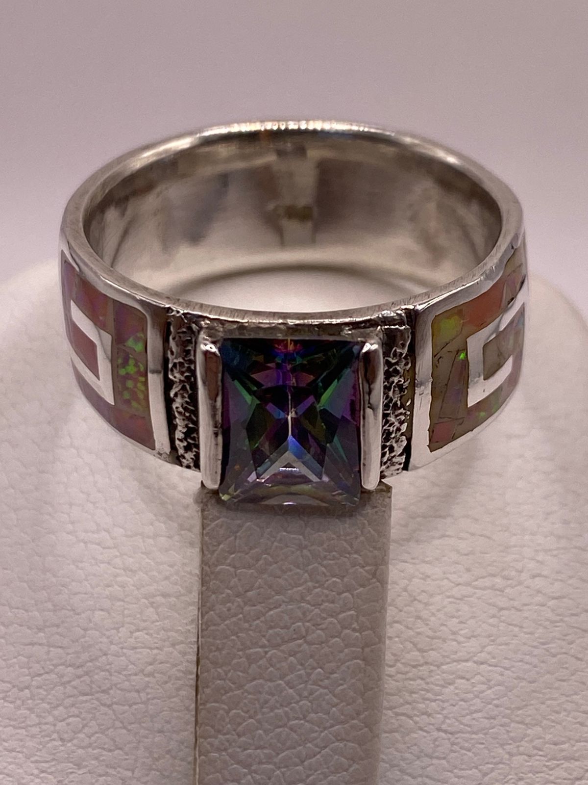 Anillo Plata Ley 950 con Ópalo de Fuego y Circonia Multicolor Diseño Greca, vista posterior