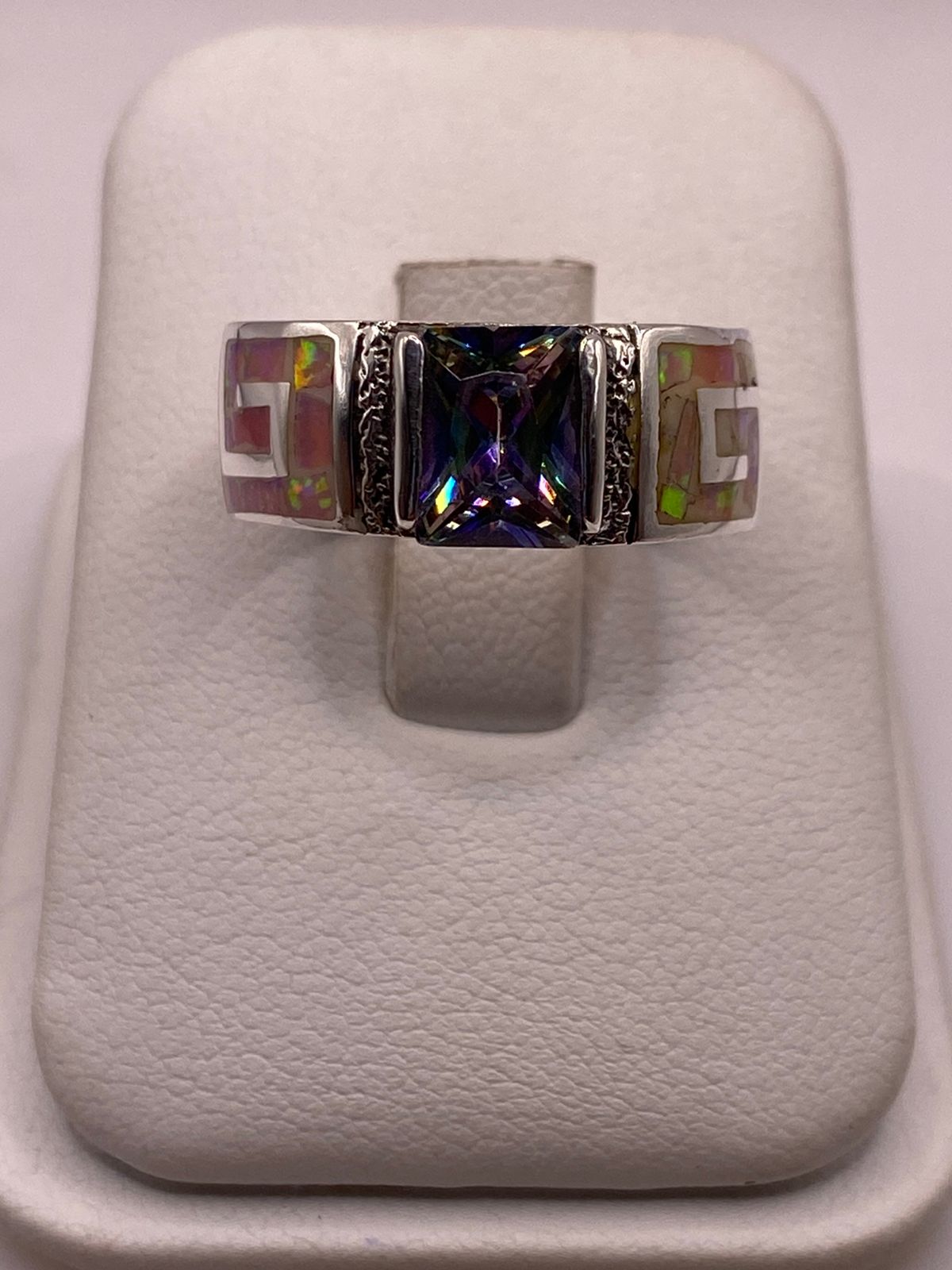 Anillo Plata Ley 950 con Ópalo de Fuego y Circonia Multicolor Diseño Greca — detalle de acabado