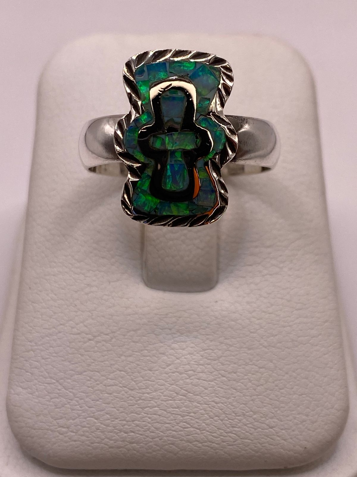 Anillo Plata Ley 950 con Ópalo de Fuego Diseño Artesanal de Cruz — ángulo diagonal